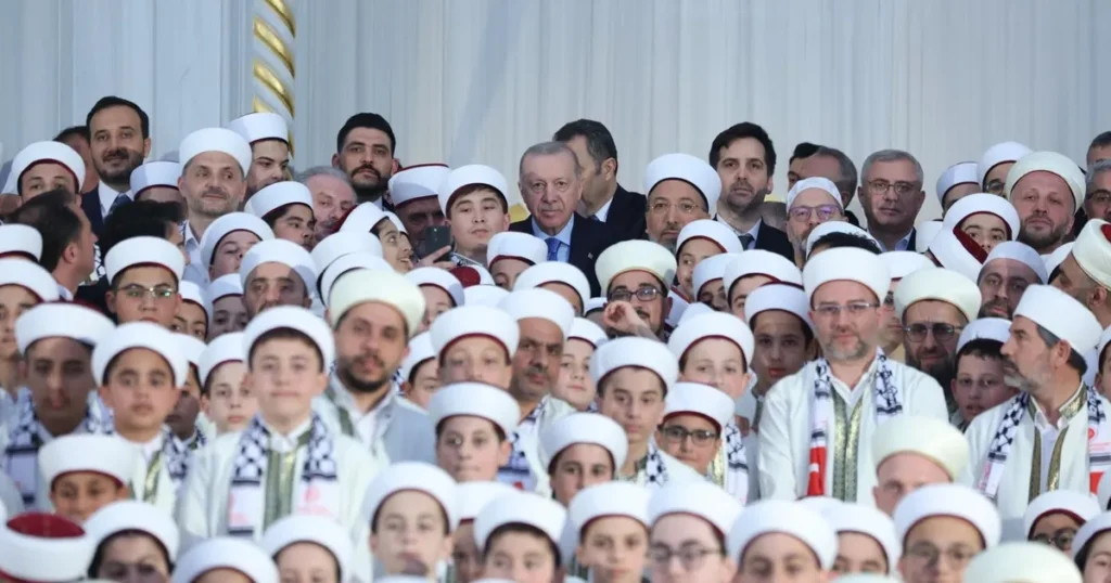 Cumhurbaşkanı Erdoğan Yüzlerce Öğrenciyle Çamlıca Camii’nde Buluştu